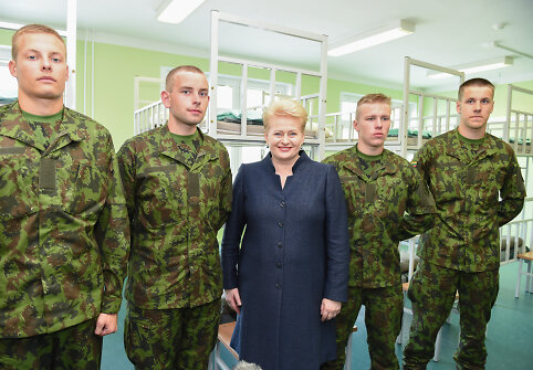 Prezidentė sveikina pirmuosius privalomąją karo tarnybą pradėjusius karius