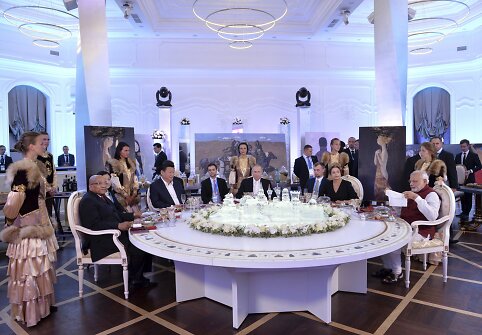 Indijos premjeras Narendra Modi, Brazilijos prezidentė Dilma Rousseff, Rusijos prezidentas Vladimiras Putinas, Kinijos prezidentas Xi Jinping ir PAR prezidentas Jacobas Zuma