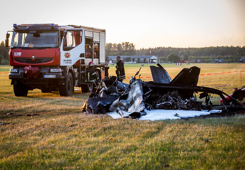 Kyvi&scaron;kėse nukrito akrobatinis lėktuvas ir žuvo pilotas