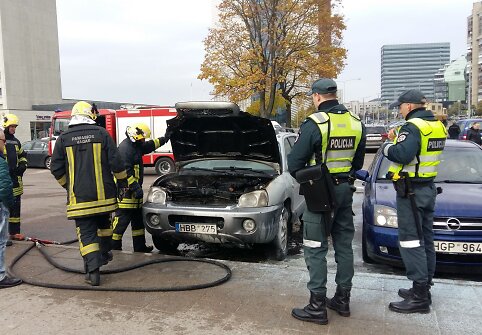 Vilniuje užsidegė &bdquo;Hyunday&ldquo; automobilis