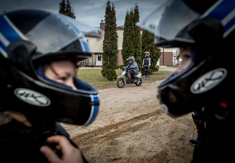 Laurynas Baltrūnas - Oblius Beižionių vaikų namuose veda jaunųjų motociklininkų būrelį