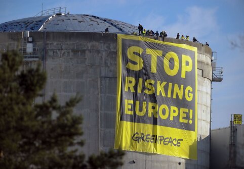 &bdquo;Greenpeace&ldquo; aktyvistai įsibrovė į Fesenheimo atominės elektrinės kompleksą rytų Prancūzijoje