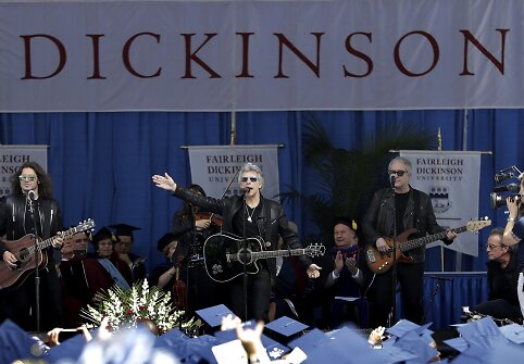 &bdquo;Bon Jovi&ldquo; Fairleigh Dickinsono universiteto diplomų įteikimo ceremonija