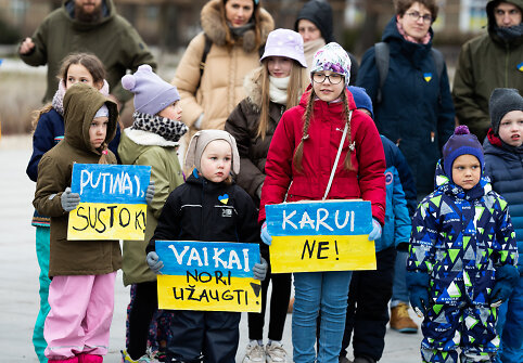 Lietuvos aktyvių moterų komiteto simbolinė akcija Vilniuje už Ukrainos vaikus