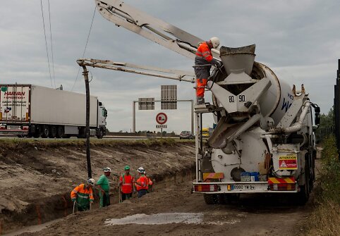 Prancūzijoje prie Kalė migrantų stovyklos prasidėjo sienos statybos