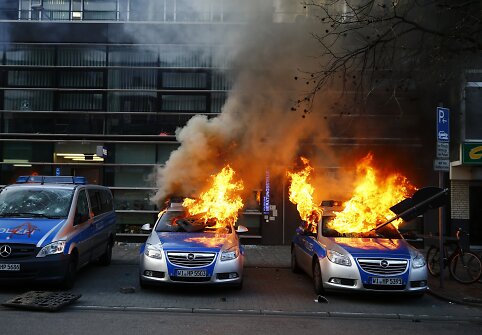 Frankfurte padegti policijos automobiliai