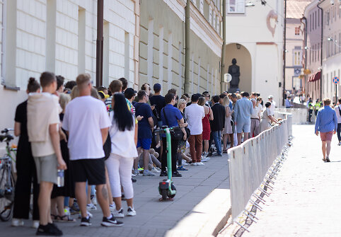 Žmonės renkasi prie Vilniaus universiteto laukdami Joe Bideno kalbos