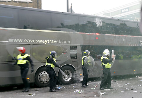 Užpultas &bdquo;Manchester United&ldquo; autobusas su žaidėjais