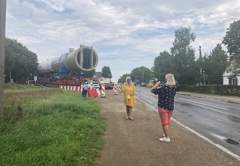 Rekordinio dydžio krovinys kelioms dienoms sustojo Židikuose