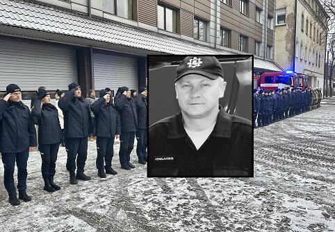 Lietuvos ugniagesiai gelbėtojai Tylos minute pagerbė žuvusio kolegos Rolando Venslauskio atminimą