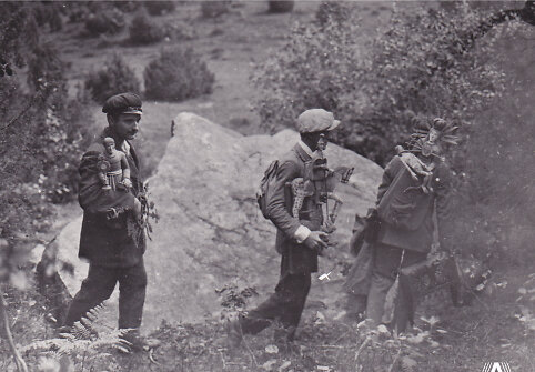 P. Luko&scaron;ius, R. Kalpokas, A. Tamo&scaron;aitis renka liaudies meno eksponatus 1926 m.  Žemaitijoje, Plungės raj.