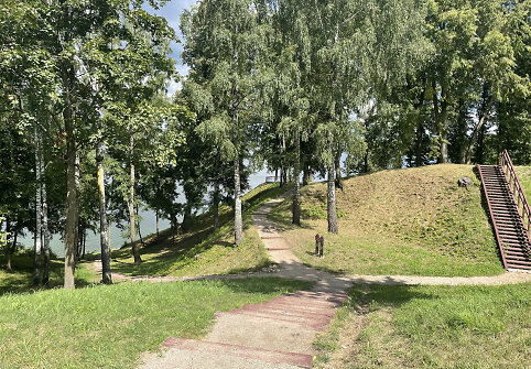 Pakalni&scaron;kių pažintinis takas ir piliakalnis