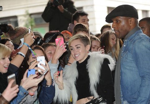 Miley Cyrus su savo asmens sargybiniu