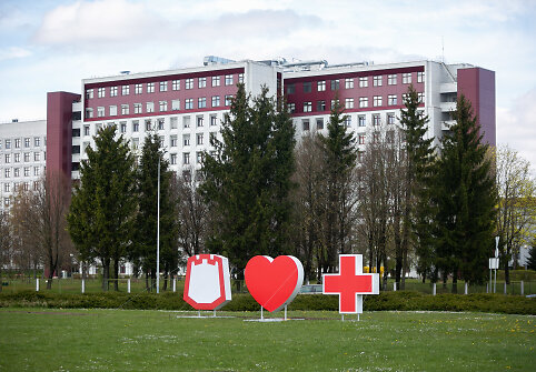 Padėkos medikams ženklas prie Santaros klinikų