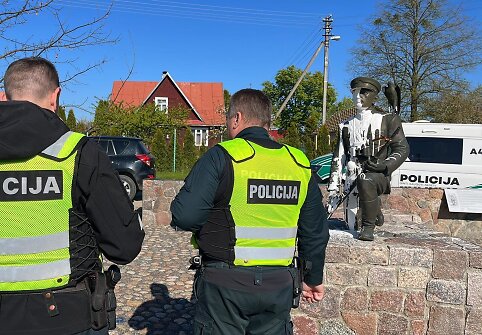 Merkinėje dažais apipiltas paminklas partizanų vadui Adolfui Ramanauskui-Vanagui