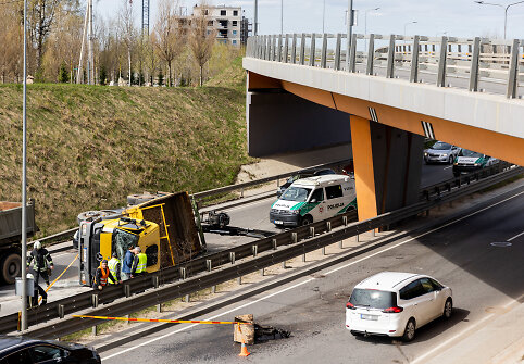 Vilniaus Vakariniame aplinkkelyje apvirto kranas