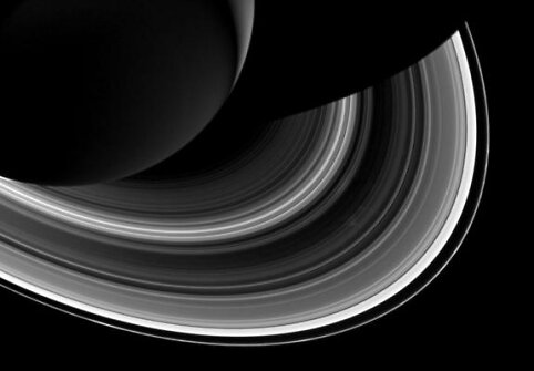 Saturno &scaron;e&scaron;ėlis ir žiedai. Tarp žiedų ir &scaron;e&scaron;ėlių matyti Mirties žvaigždę i&scaron; Žvaigdžių karų primenantis Saturno palydovas Mimas (de&scaron;iniajame apatiniame kampe, 2014 m. kovo 3 d.) 