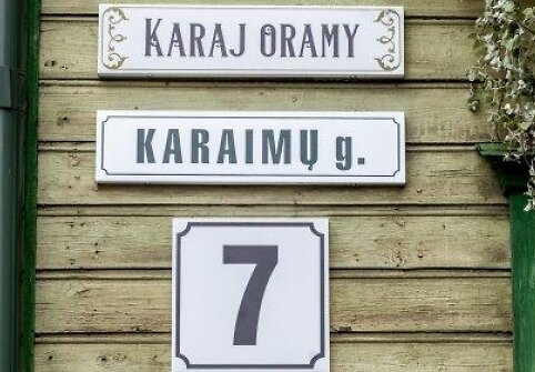 Penktadienį sostinės Žvėryno Karaimų gatvėje atidengtas gatvės puo&scaron;ybos elementas karaimų kalba