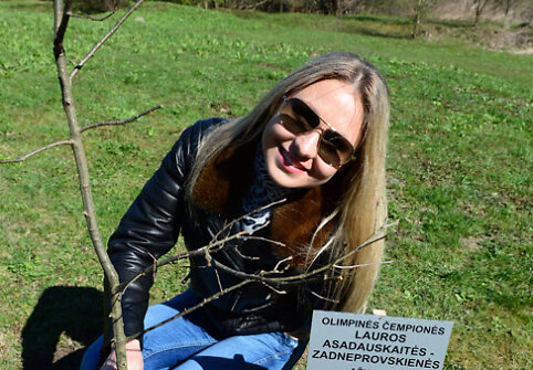 Laura Asadauskaitė sodino ąžuolą olimpiečių alėjoje