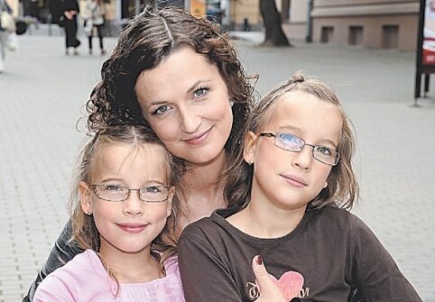 Aktorė Kristina Savickytė su dvynėmis dukrelėmis Justina (kairėje) ir Gabija.