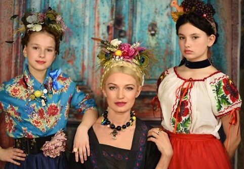 Viktorija Jakučinskaitė su dukromis Veronika ir Ieva Maja