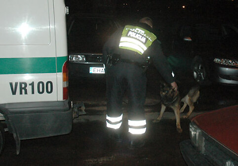 Policijos kinologas su tarnybiniu šunimi įvykio vietoje