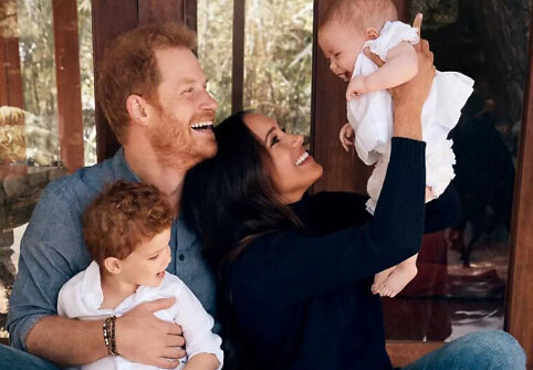 Visuotinis susidomėjimas: kalėdinį atviruką papuo&scaron;usiai nuotraukai Sasekso hercogai pozavo ne tik su sūnumi Archie, bet ir su dukra Lilibet &ndash; tai pirmas kartas, kai Harry ir Meghan vie&scaron;ai parodė jaunylę atžalą / Vida Press nuotrauka