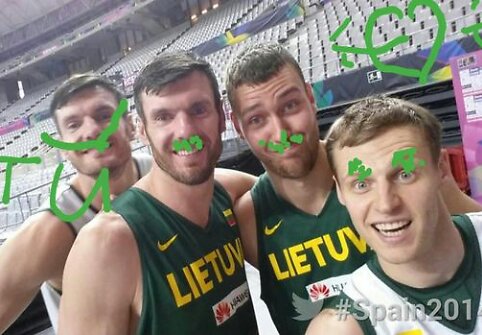 Lietuvos krep&scaron;inio rinktinės žaidėjų linksma fotosesija: broliai Darju&scaron;as ir K&scaron;i&scaron;tofas Lavrinovičiai, Donatas Motiejūnas ir Martynas Pocius
