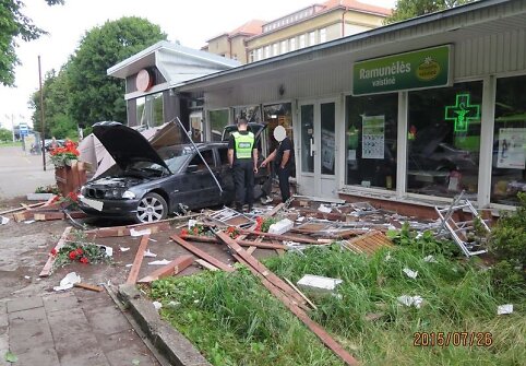 Į kavinę įvažiavęs automobilis