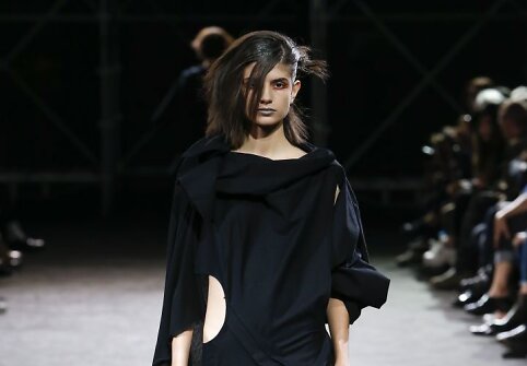 &bdquo;Yohji Yamamoto&ldquo; 2019 m. pavasario ir vasaros kolekcijos modelis