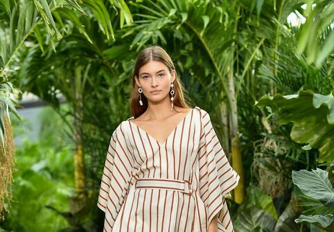 &bdquo;Jason Wu&ldquo; 2021 m. pavasario ir vasaros kolekcijos modelis