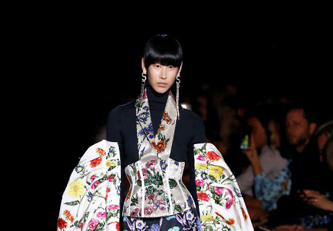 &bdquo;Schiaparelli&ldquo; 2019&ndash;2020 m. rudens ir žiemos auk&scaron;tosios mados kolekcijos modelis