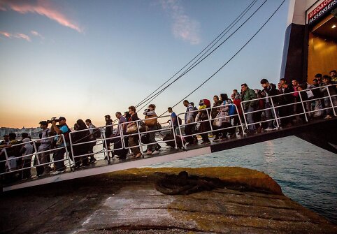Migrantai i&scaron;lipa i&scaron; kelto, atplukdžiusio juos į Atėnus.