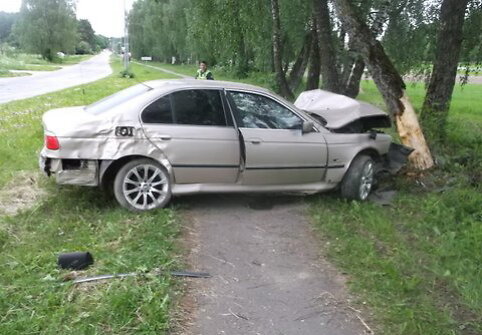 Paryčiais Ukmergėje girto jaunuolio BMW rėžėsi į medį
