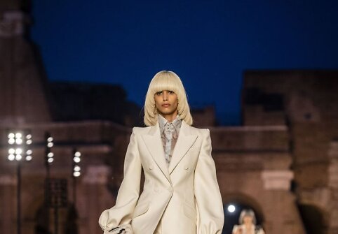 &bdquo;Fendi&ldquo; kolekcijos &bdquo;Romani&scaron;kumo au&scaron;ra&ldquo; modelis