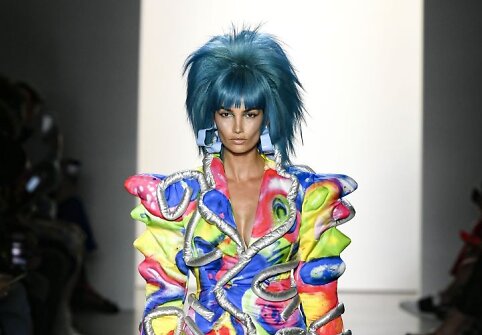 &bdquo;Jeremy Scott&ldquo; 2020 m. pavasario ir vasaros kolekcijos modelis