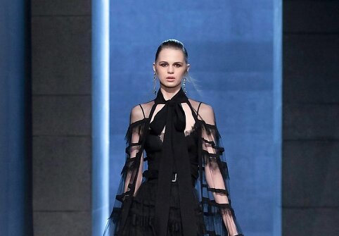 &bdquo;Elie Saab&ldquo; 2021&ndash;2022 m. rudens ir žiemos kolekcijos modelis