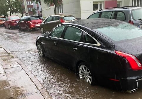 Baloje užklimpęs Žilvimo Žvagulio &bdquo;Jaguar&ldquo; automobilis