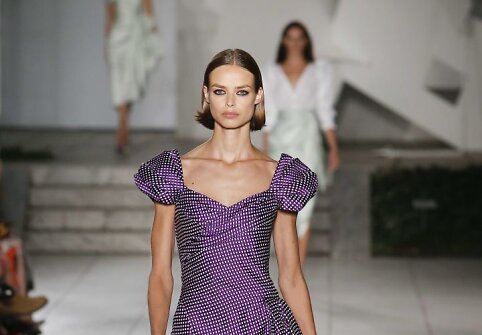 &bdquo;Carolina Herrera&ldquo; 2018 m. pavasario ir vasaros kolekcijos modelis