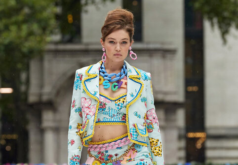 „Moschino“ 2022 m. pavasario ir vasaros kolekcijos modelis