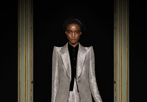 &bdquo;Giorgio Armani Priv&eacute;&ldquo; 2021 m. pavasario ir vasaros auk&scaron;tosios mados kolekcijos modelis