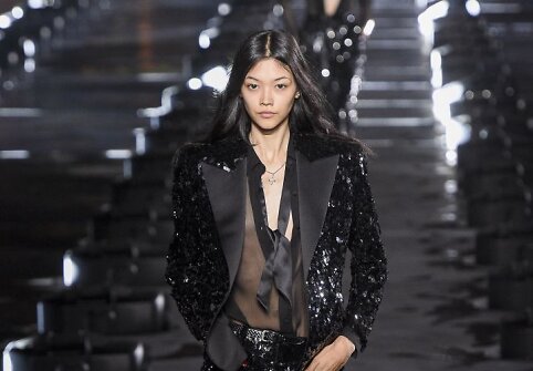 &bdquo;Saint Laurent&ldquo; 2020 m. pavasario ir vasaros kolekcijos modelis