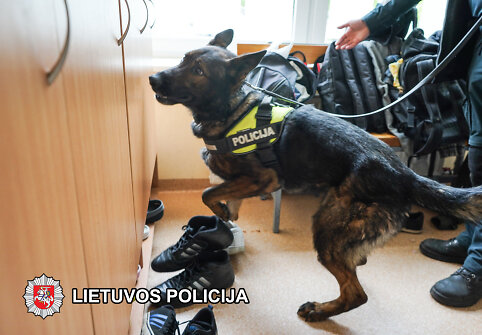 Vilniaus profesinėje mokykloje lankėsi policijos kinologai su šunimis