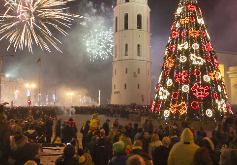 Naujųjų fejerverkai Vilniaus Katedros aikštėje
