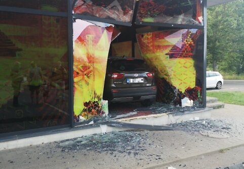 Vilniuje automobilis įvažiavo į prekybos centro pastatą.