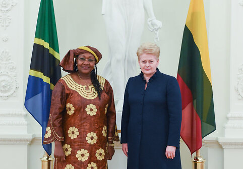 Lietuvos prezidentė Dalia Grybauskaitė ir Jungtinės Tanzanijos Respublikos ambasadorė Dora Mmari Msechu