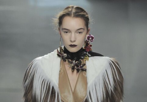 &bdquo;Rodarte&ldquo; 2016 m. rudens-žiemos kolekcijos modelis