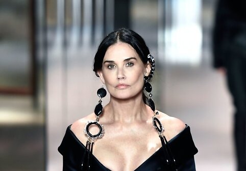&bdquo;Fendi&ldquo; 2021 m. pavasario ir vasaros auk&scaron;tosios mados kolekcijos modelis: Demi Moore