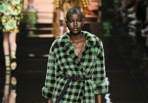 &bdquo;Fendi&ldquo; 2020 m. pavasario ir vasaros kolekcijos modelis