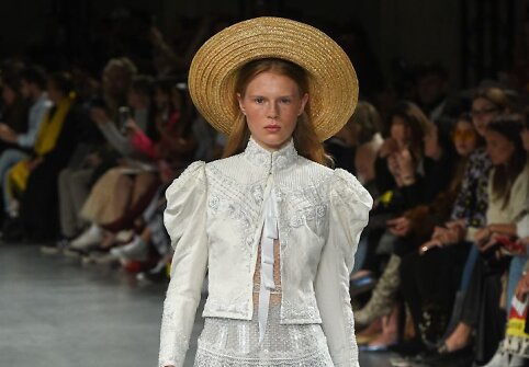 &bdquo;John Galliano&ldquo; 2019 m. pavasario ir vasaros kolekcijos modelis